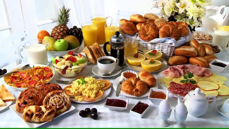 buffet-du-petit-dejeuner-assiette-froide-oeufs-brouilles-salade-de-fruits-bo-11-08-2016-cl1.jpg